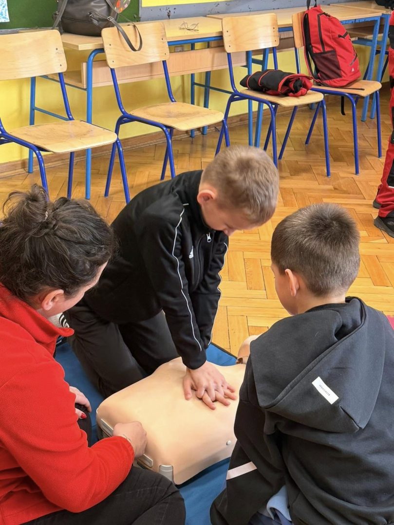 Vježbe Crvenoga križa u OŠ Vratišinec 