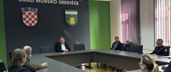 Sjednica Grada Mursko Središće. Na čelu sjedi Dražen Srpak