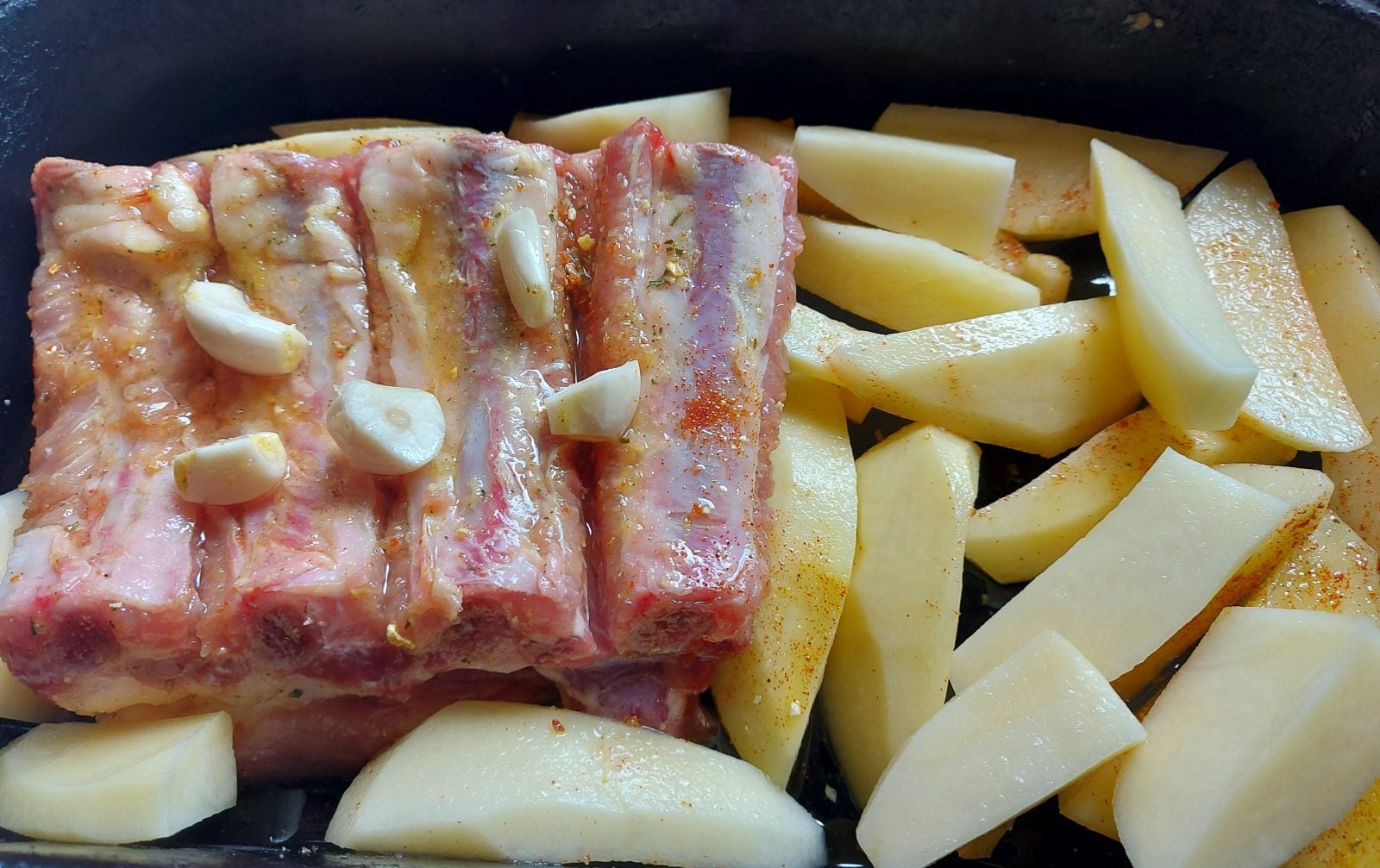 Prije pečenja, rebarca malo zarezati nožem, ali ne do kraja, kako bi ostala zajedno (slika 2.)