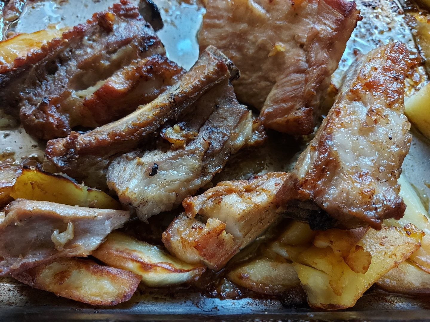 Za vrijeme zajedničkog pečenja, okusi rebara i krumpira odlično se prožmu (slika 3.)