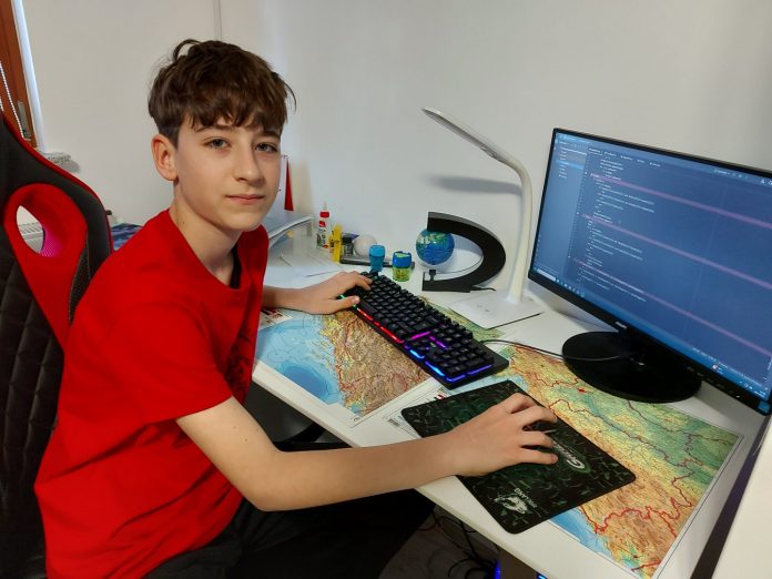 Ispred svog računala Adam se osjeća najbolje