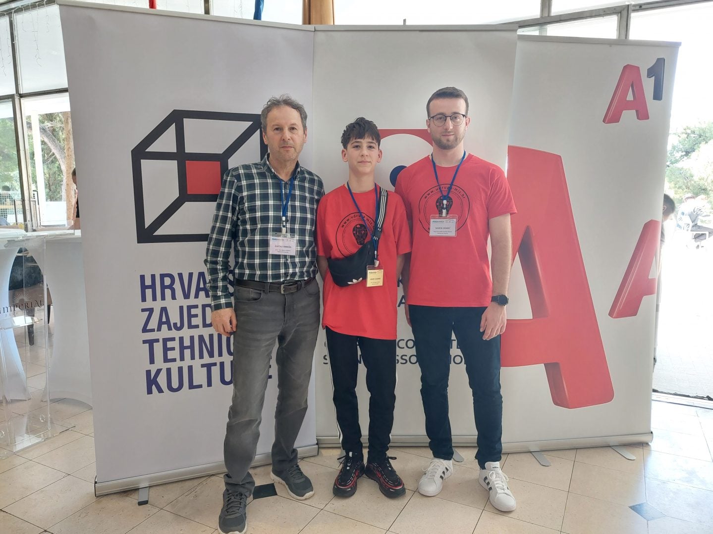 Adam s mentorima iz informatike, Zlatkom Okrešom i Marinom Drabićem na državnom natjecanju