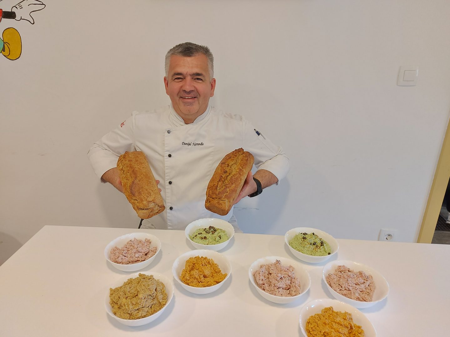 Uz domaći kruh, Danijel priprema razne ukusne, neobične namaze