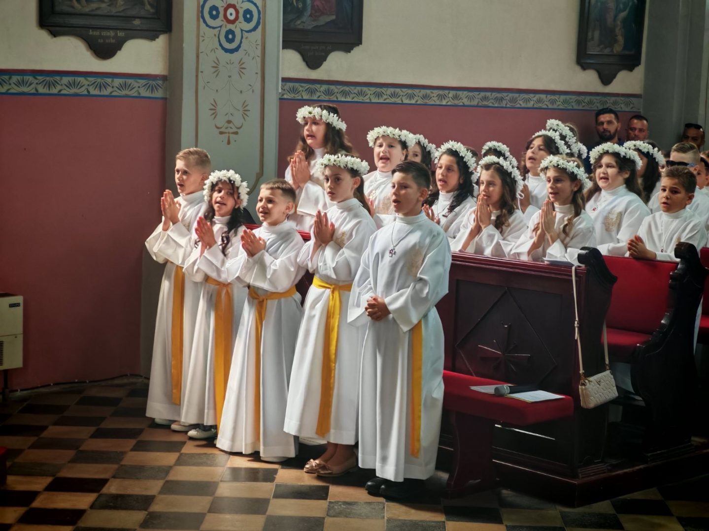 Slavlje prve svete pričesti u župnoj crkvi u Svetom Jurju u Trnju 