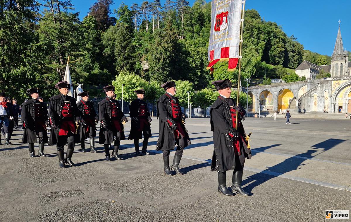 Zrinska garda Čakovec je i ove godine sudjelovala na Vojnom hodočašću Hrvatske vojske, policije, branitelja i povijenih postrojbi u Marijanskom svetištu u Lurdu.