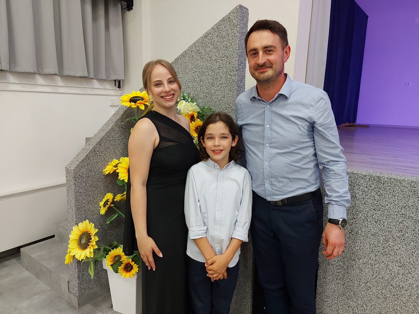Stela Horvat i Roko Kolarić s prof. Nikolom Mutvarom