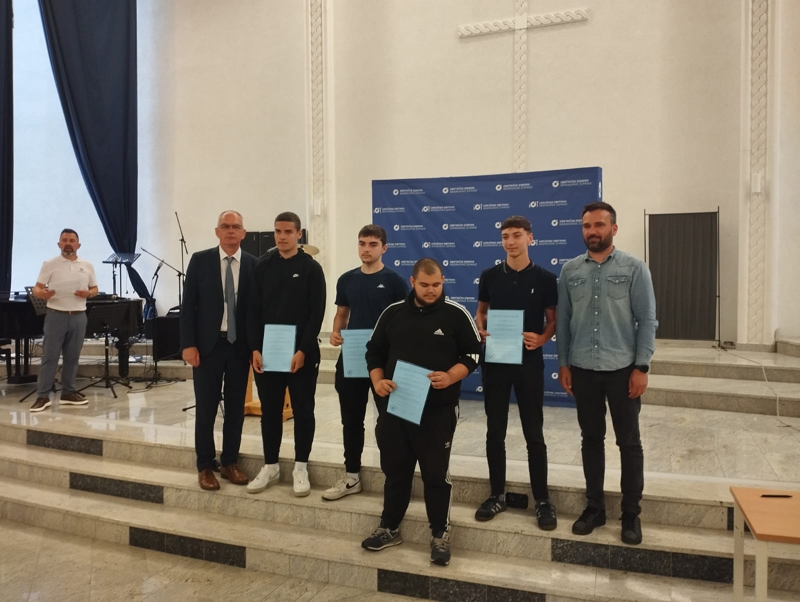 Dražen Novak i učenici poziraju za novinare i fotografe