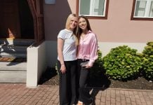 Učenice Eva Radiković i Vita Vadlja: Među nagrađenim učenicama Međimurske županije Eva Radiković i Vita Vadlja poziraju za Međimurske novine