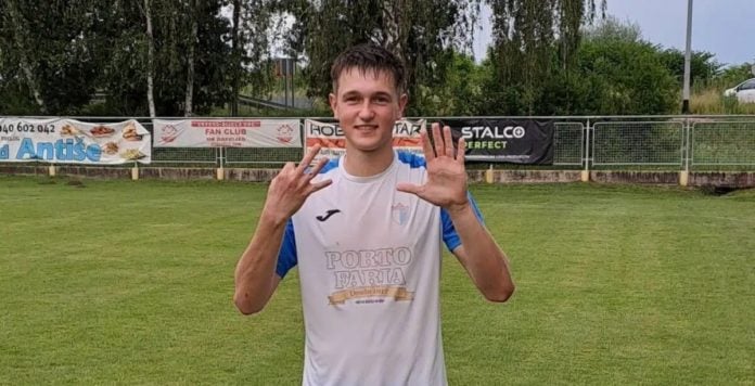 Karlo Balent pozira za fotografiju