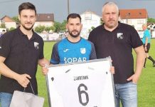 Marko Zavrtnik pozira za fotografiju. Primio oproštajni dar - dres s brojem 6.