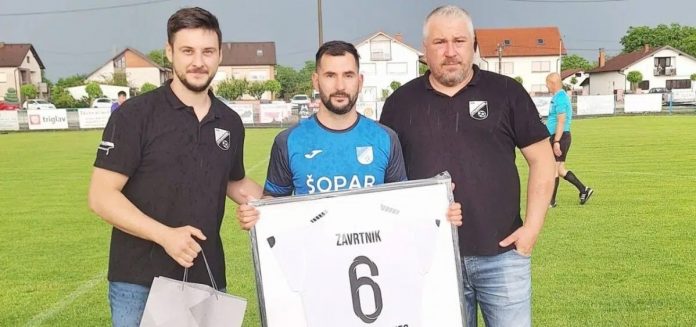 Marko Zavrtnik pozira za fotografiju. Primio oproštajni dar - dres s brojem 6.