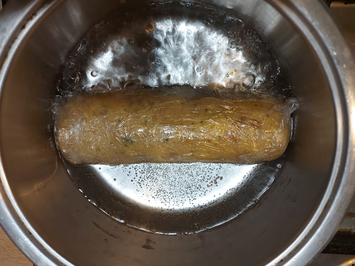 Slika 4. Rolada se kuha u loncu desetak minuta