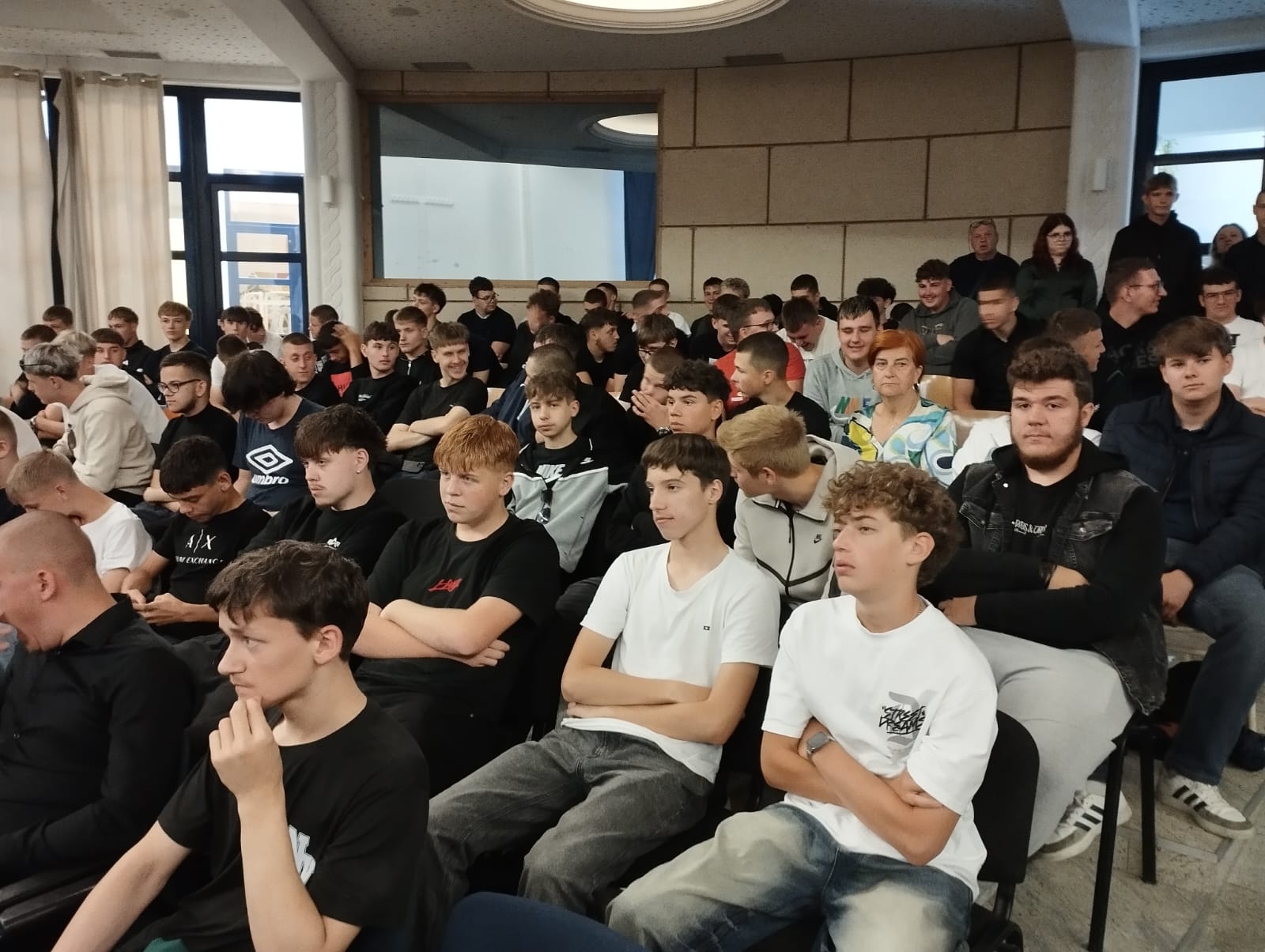 Učenici čekaju početak dodjele stipendija