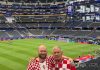 Ivan Novak bodrio Vatrene na utakmici protiv Engleske u Dallasu na slici je Ivan Novak na tribinama na utakmici Hrvatske protiv Engleske, u pozadini se vidi nogometni teren i ekran s velikim natpisom Dallas