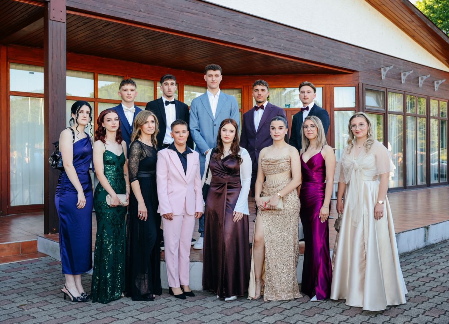 Razred Gospodarske škole se zajedno slika ispred restorana na maturalnoj večeri.