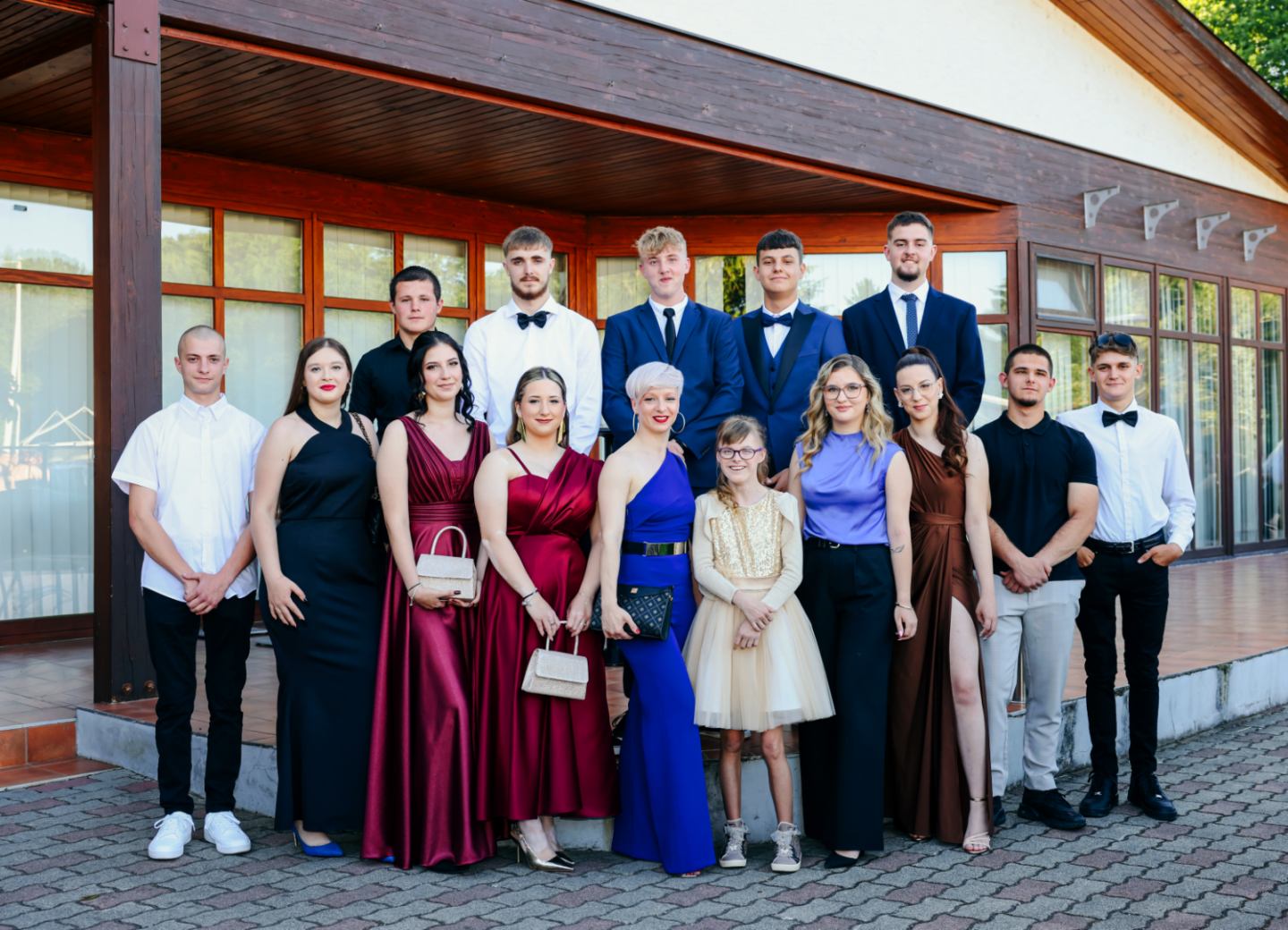 Razred Gospodarske škole se zajedno slika ispred restorana na maturalnoj večeri.