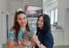 Dr. Dijana Lončar i tehničarka Jelena Režek s ježicom Bockom koja se voli maziti