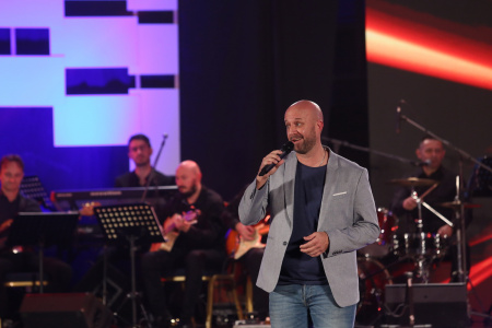 Debitant festivala Saša Štefić Sale izveo je skladbu "Ide petak". Brzo će vam ući u uho Saša Štefić Sale