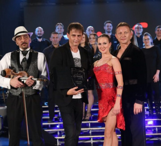 . Uz Galinu na pozornici su nastupili plesači Plesnog studija D&D Varaždina i violinist Danijel Nikolić. Danijel Nikolić, Juraj Galina i plesači Plesnog studija D&D