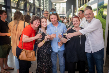 vesela ekipa nazdravlja čašama bijelog vina na Urbanovom